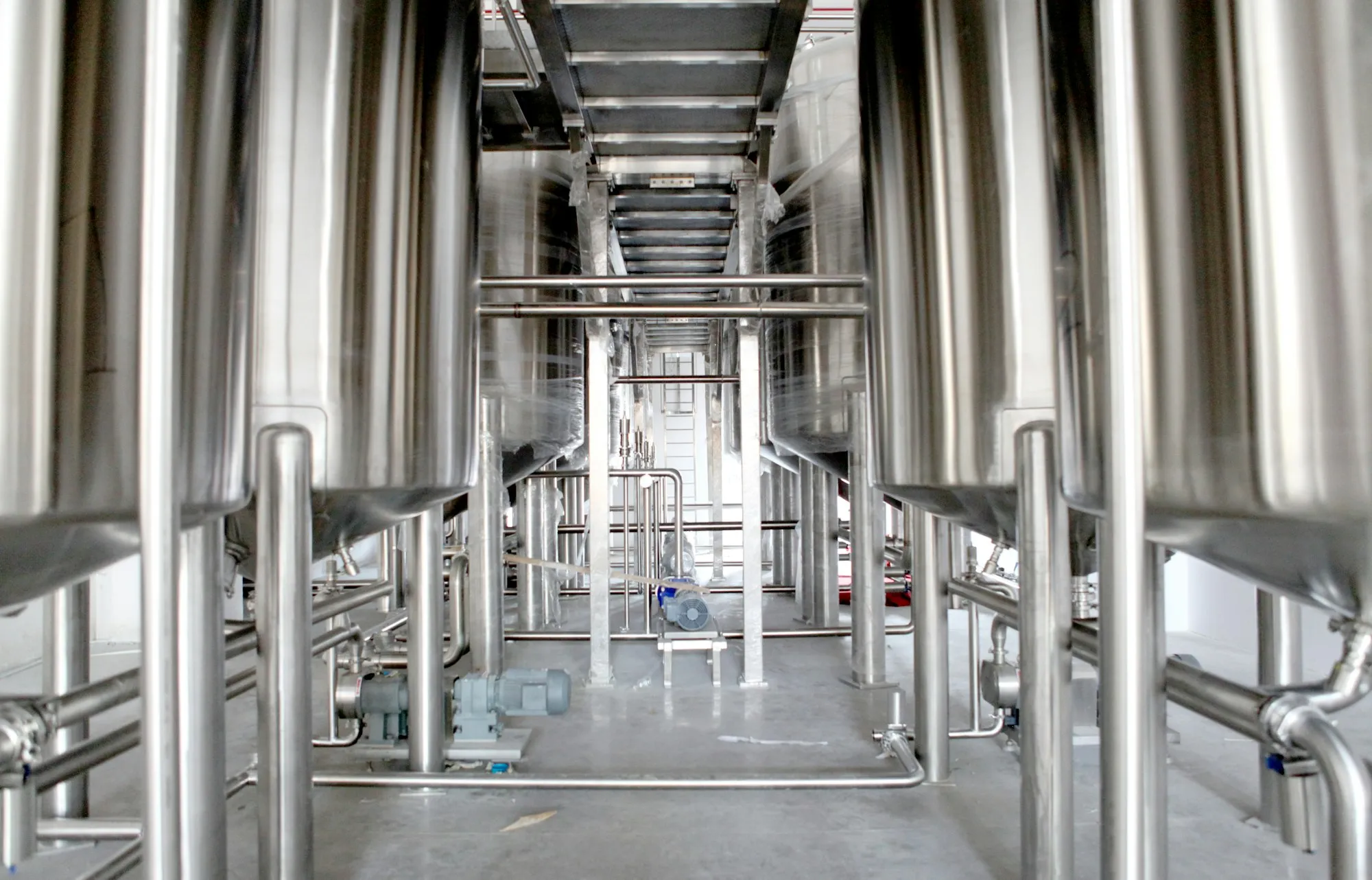 Stainless steel process vessels and pipework